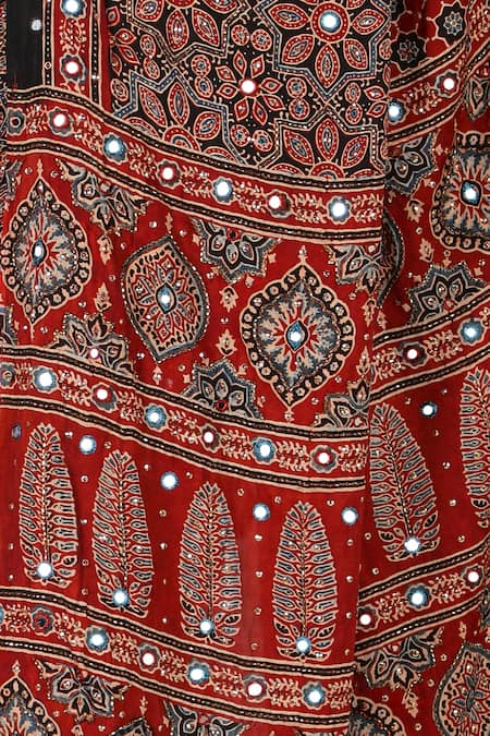 Buy_Sheeshakari_Red Silk Sequins, Mirrors Printed Saree With Blouse 