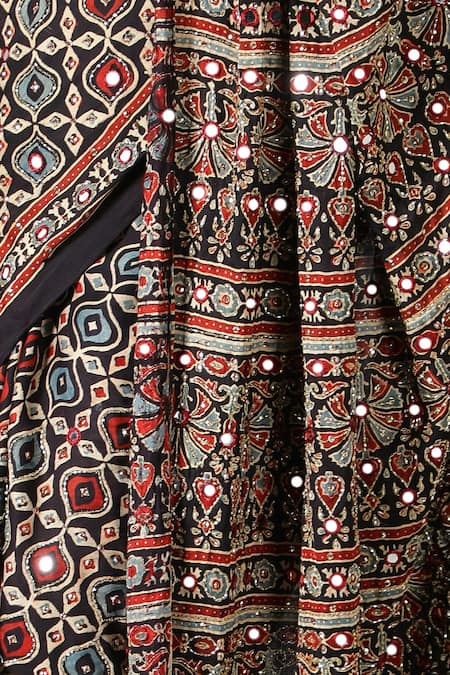 Buy_Sheeshakari_Black Silk Sequins, Embroidery Printed Saree With Blouse 