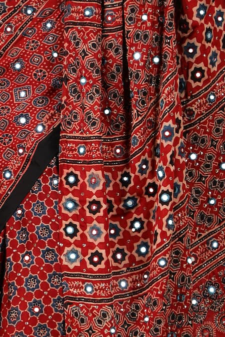 Buy_Sheeshakari_Red Silk Mirrors Black Printed Saree With Blouse 