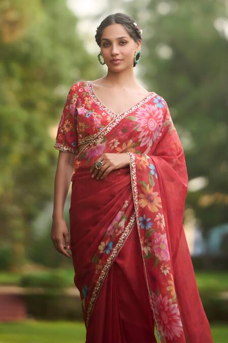 Lashkaraa_Red Silk Embroidery V-neck Floral Saree Set_Online_at_Aza_Fashions