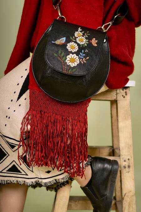 Buy_Miri_Black Embroidery Designer White Daisy Sling Bag _Online_at_Aza_Fashions