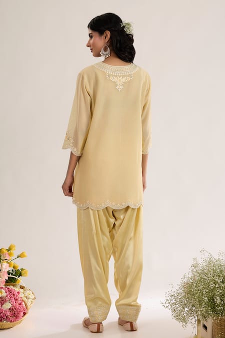 saina kapoor Yellow Chanderi, Satin, Organza Embroidery Split V-neck Soft Kurta Set Online at Aza Fashions saina kapoor_Yellow Chanderi, Satin, Organza Embroidery Split V-neck Soft Kurta Set _Online_at_Aza_Fashions