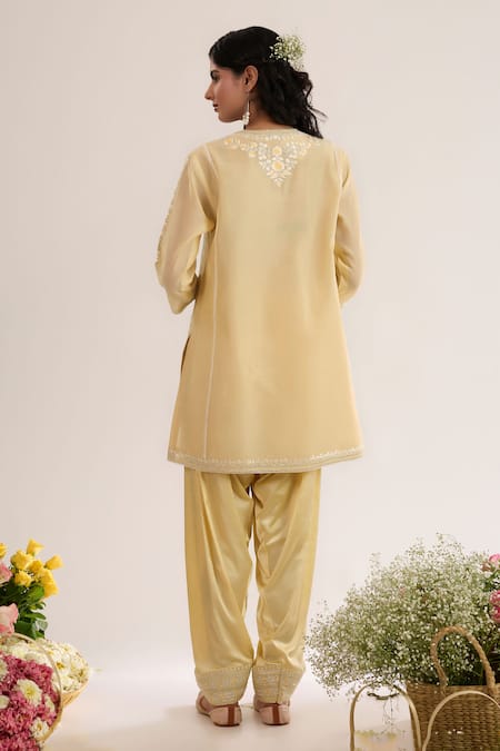 saina kapoor Yellow Chanderi, Satin, Organza Embroidery Split V-neck Soft Kurta Set Online at Aza Fashions saina kapoor_Yellow Chanderi, Satin, Organza Embroidery Split V-neck Soft Kurta Set _Online_at_Aza_Fashions