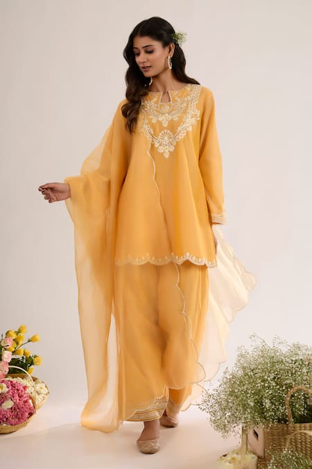 saina kapoor Peach Chanderi, Organza Embroidery Keyhole Neck Kurta Set 