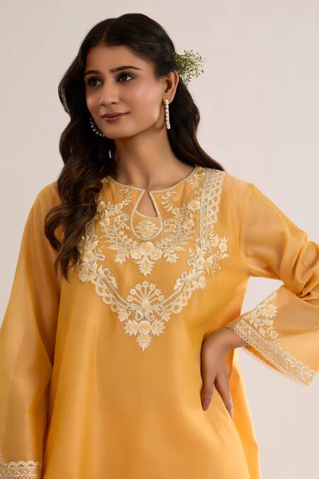 saina kapoor_Peach Chanderi, Organza Embroidery Keyhole Neck Kurta Set _Online_at_Aza_Fashions
