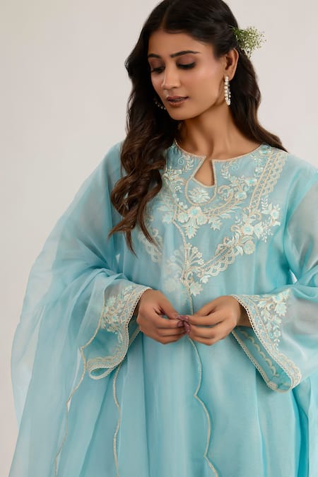 saina kapoor Blue Chanderi, Organza Embroidery Keyhole Neck Powder Kurta Set Online at Aza Fashions saina kapoor_Blue Chanderi, Organza Embroidery Keyhole Neck Powder Kurta Set _Online_at_Aza_Fashions