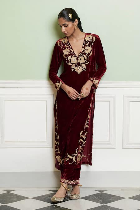 Devnaagri Maroon Velvet Embroidery V-neck Zardozi Kurta Set at Aza Fashions Devnaagri_Maroon Velvet Embroidery V-neck Zardozi Kurta Set _at_Aza_Fashions