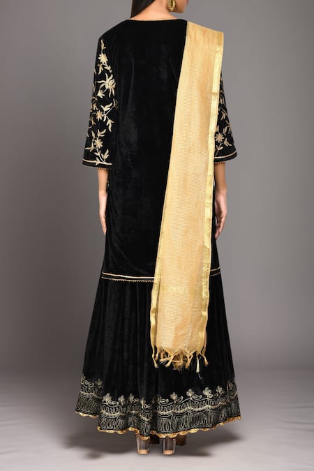 Naintara Bajaj Floral Embroidered Kurta Lehenga Set 