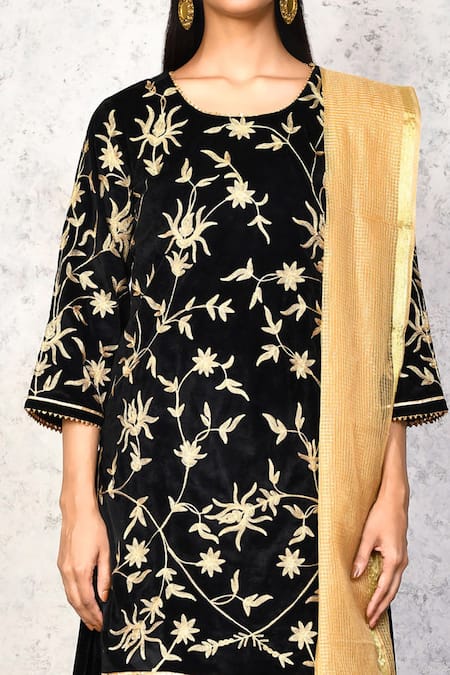 Buy_Naintara Bajaj_Black Velvet, Chanderi Embroidery Round Neck Floral Kurta Lehenga Set _Online_at_Aza_Fashions