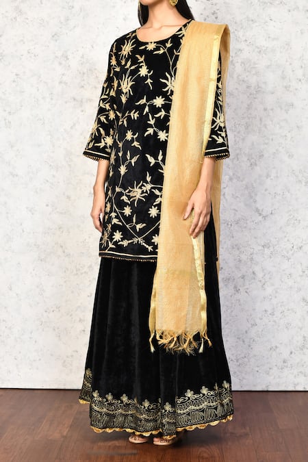 Naintara Bajaj_Black Velvet, Chanderi Embroidery Round Neck Floral Kurta Lehenga Set _at_Aza_Fashions