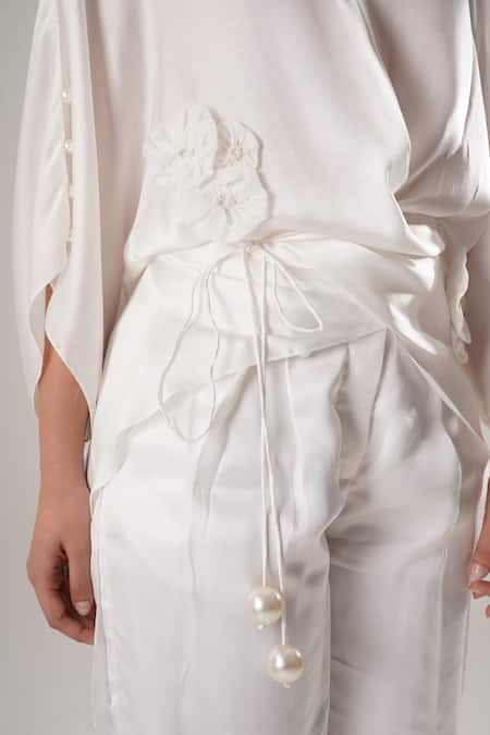 Buy_Atbw_White Modal, Satin Applique V-neck Shirt 