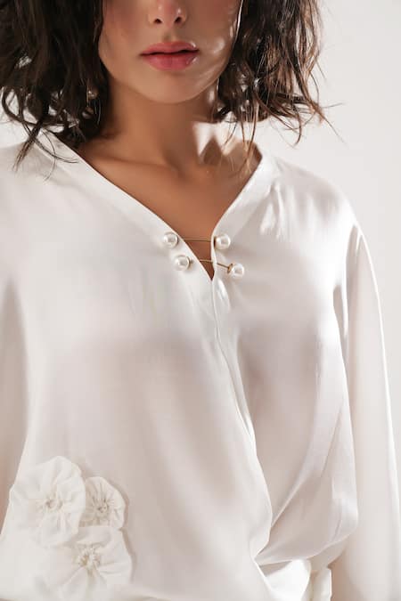 Shop_Atbw_White Modal, Satin Applique V-neck Shirt 
