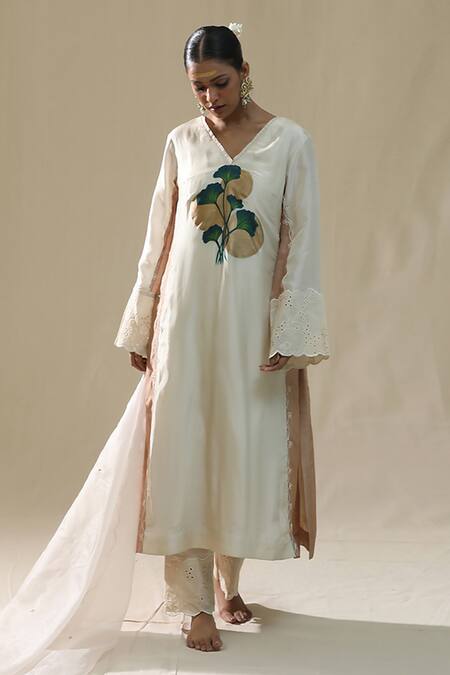 Arpita Sulakshana_Off White Silk, Organza Embroidery V-neck Ivory Handpainted Kurta Set _Online_at_Aza_Fashions