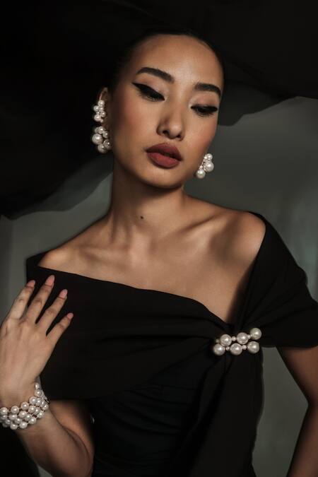 Shop Anaash White Pearls Empress Pallu Holder Online at Aza Fashions Shop_Anaash_White Pearls Empress Pallu Holder _Online_at_Aza_Fashions