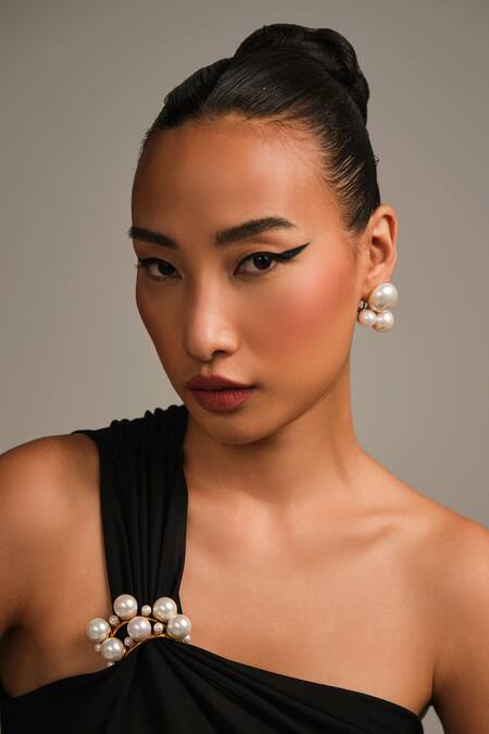 Anaash White Pearls Empress Pallu Holder at Aza Fashions Anaash_White Pearls Empress Pallu Holder _at_Aza_Fashions