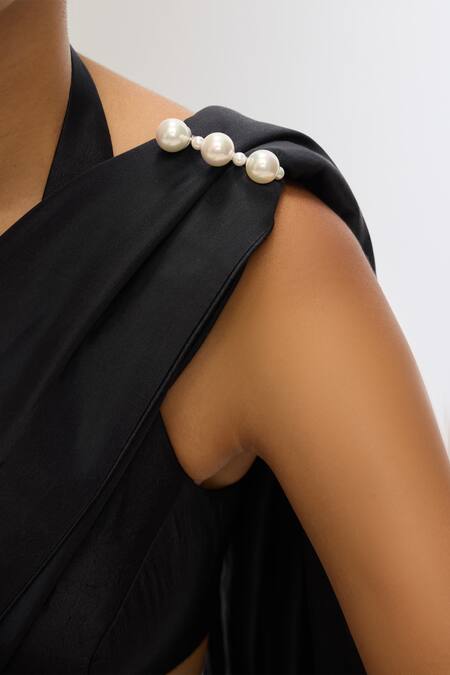 Buy Anaash White Pearls Empress Pallu Holder Buy_Anaash_White Pearls Empress Pallu Holder