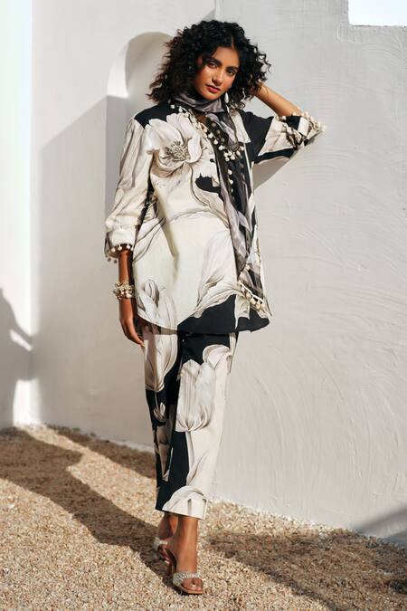 Shop Rainas Black Cotton, Linen Pom-poms, Tassels Round Neck Floral Print Earthen Petals Set Shop_Rainas_Black Cotton, Linen Pom-poms, Tassels Round Neck Floral Print Earthen Petals Set