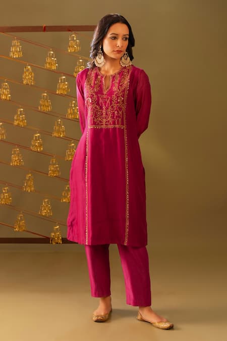 Shop Rashi Jain Magenta Chanderi, Organza Beads, Sequins Split V-neck Kurta Pant Dupatta Set Online at Aza Fashions Shop_Rashi Jain_Magenta Chanderi, Organza Beads, Sequins Split V-neck Kurta Pant Dupatta Set _Online_at_Aza_Fashions