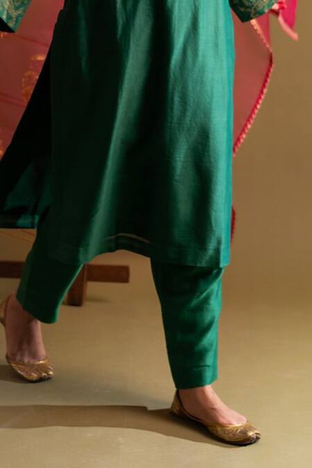 Rashi Jain_Green Chanderi, Organza Embroidery V-neck Kurta Set With Dupatta _Online_at_Aza_Fashions