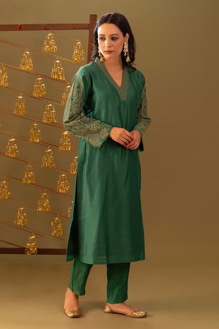 Buy_Rashi Jain_Green Chanderi, Organza Embroidery V-neck Kurta Set With Dupatta _Online_at_Aza_Fashions