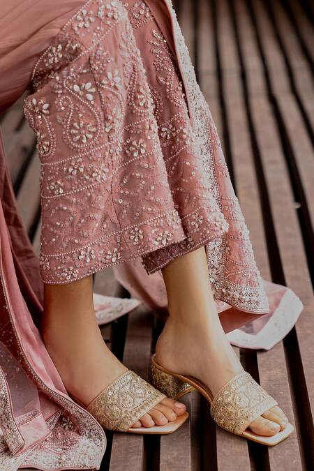 Shop Sabe Pink Cotton, Embroidery V-neck Rose Chikankari Kurta Set Online at Aza Fashions Shop_Sabe_Pink Cotton, Embroidery V-neck Rose Chikankari Kurta Set _Online_at_Aza_Fashions