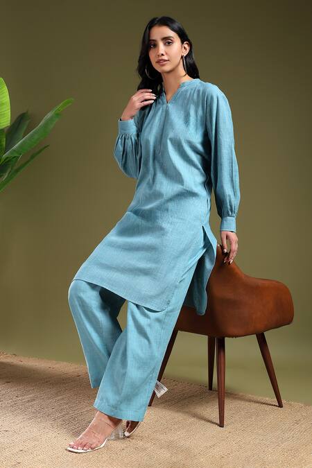 Tashee_Blue Linen V-neck Powder Kurta And Pant Set _at_Aza_Fashions