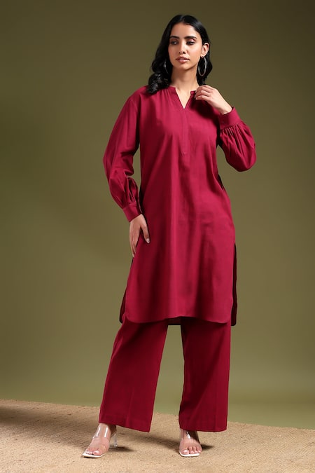 Tashee_Maroon Linen V-neck Kurta With Pant Set _Online_at_Aza_Fashions