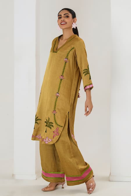 Saahiil Kapoor_Mustard Linen, Satin Embroidery V-neck Kurta Pant Set _at_Aza_Fashions