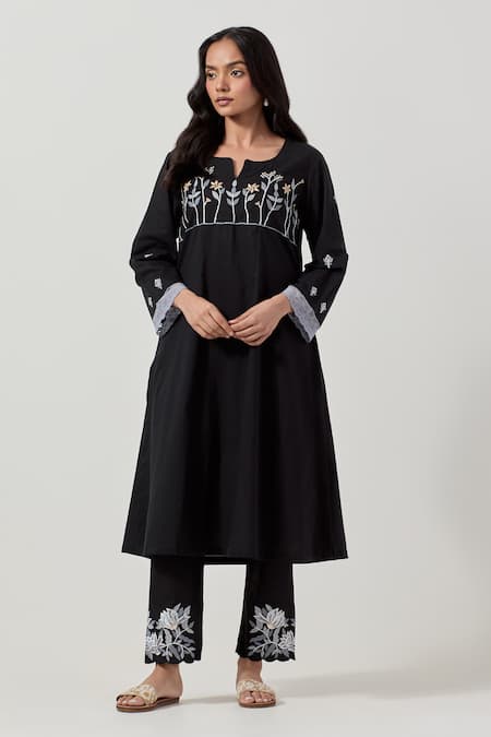 Buy_Priya Chaudhary_Black Cotton Embroidery Split V-neck Machine Kurta Set 