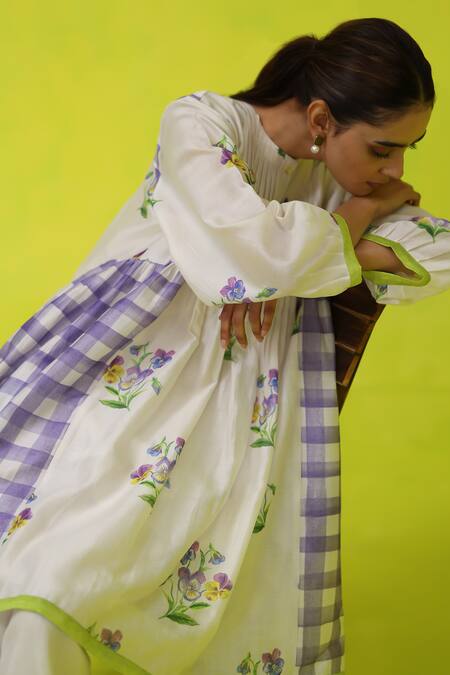 Buy_Roza_Ivory Chanderi, Cotton Embroidery Collared Floral Kurta Set 