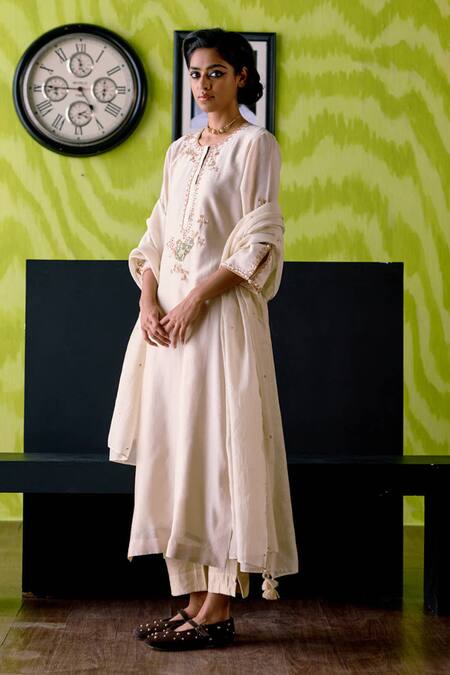 Buy_Deep Thee_Ivory Chanderi, Organza Round Neck Kurta Set With Dupatta _Online_at_Aza_Fashions