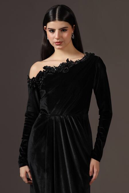 Buy_Pooja Peshoria_Black Polyester, Velour Sequins, Embroidery Asymmetric Velvet One-shoulder Gown _Online_at_Aza_Fashions