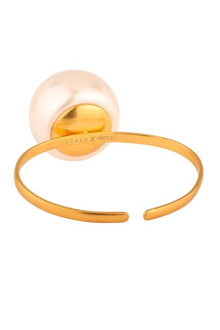 Buy_Anaash_White Pearls Royal Pallu Holder _Online_at_Aza_Fashions