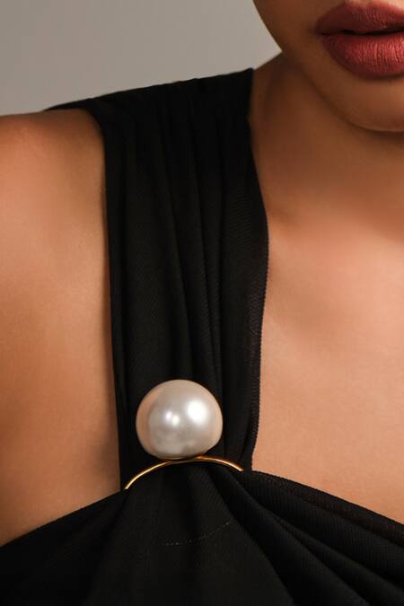 Shop_Anaash_White Pearls Royal Pallu Holder _Online_at_Aza_Fashions