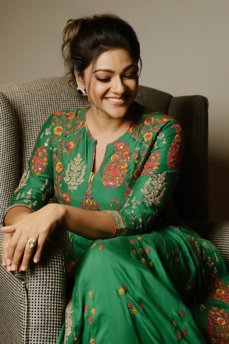 Shraddha Rambhia Green Linen, Silk Embroidery Round Neck Printed Kurta Set With Dupatta at Aza Fashions Shraddha Rambhia_Green Linen, Silk Embroidery Round Neck Printed Kurta Set With Dupatta_at_Aza_Fashions