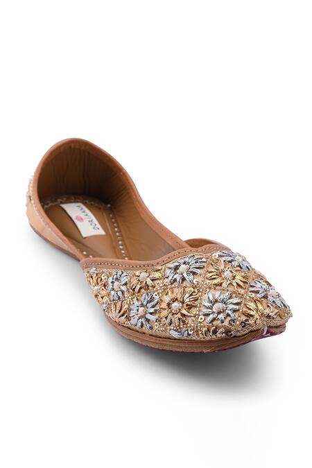 Buy_Doriaana_Gold Designer Embroidered Jutti _Online_at_Aza_Fashions