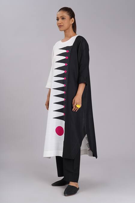 Taika By Poonam Bhagat_Black Cotton, Silk Embroidery Round Neck Ivory Zigzag Tunic And Pant Set _Online_at_Aza_Fashions