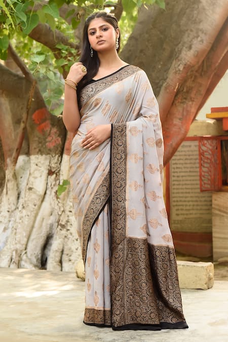Naaritva India Hand Woven Ivory Saree with Blouse 