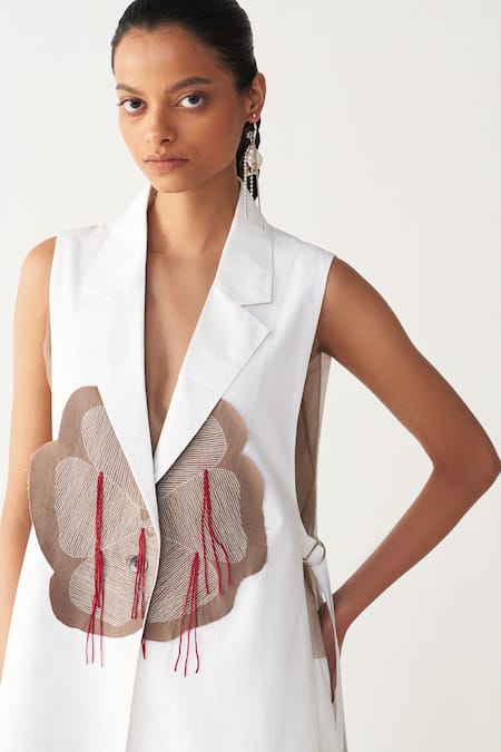 Buy_Three_White Poplin Embroidery V-neck Floral Patch Fringe Waistcoat 