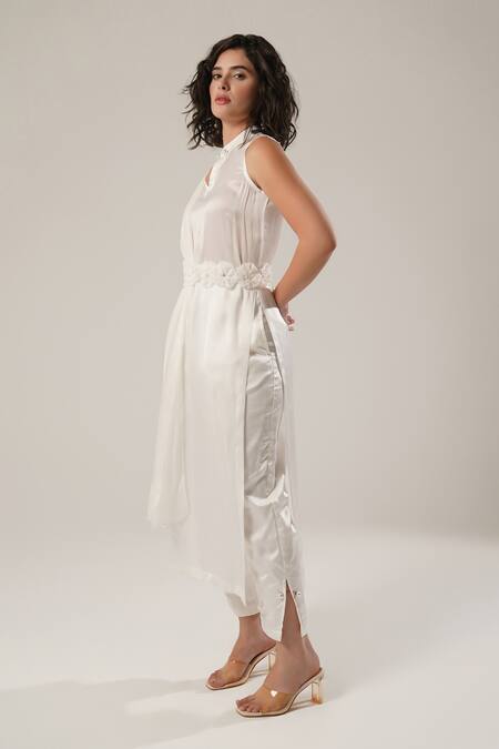 Buy_Atbw_White Modal Pearls, Fabric Flowers Mandarin High-slit Satin Kurta With Belt _Online_at_Aza_Fashions