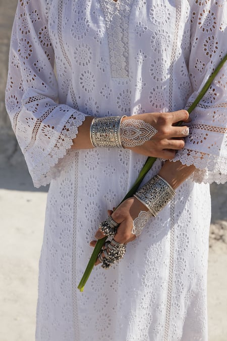 Karaj Jaipur_White Cotton Lace V-neck Work Kurta Set _at_Aza_Fashions