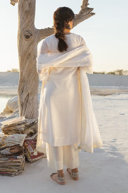 Shop Karaj Jaipur White Kota Doria, Cotton Sequins Round Neck Work Kurta Set at Aza Fashions Shop_Karaj Jaipur_White Kota Doria, Cotton Sequins Round Neck Work Kurta Set _at_Aza_Fashions