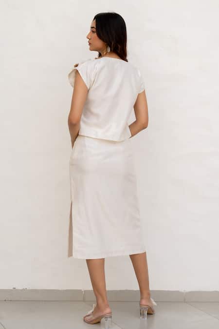 Shop Chambray & CO. Ivory Chanderi Silk, Cotton Fabric Flowers V-neck Skirt Set at Aza Fashions Shop_Chambray & CO._Ivory Chanderi Silk, Cotton Fabric Flowers V-neck Skirt Set _at_Aza_Fashions