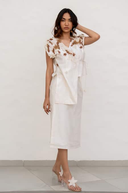 Shop Chambray & CO. Ivory Chanderi Silk, Cotton Fabric Flowers V-neck Skirt Set Online at Aza Fashions Shop_Chambray & CO._Ivory Chanderi Silk, Cotton Fabric Flowers V-neck Skirt Set _Online_at_Aza_Fashions