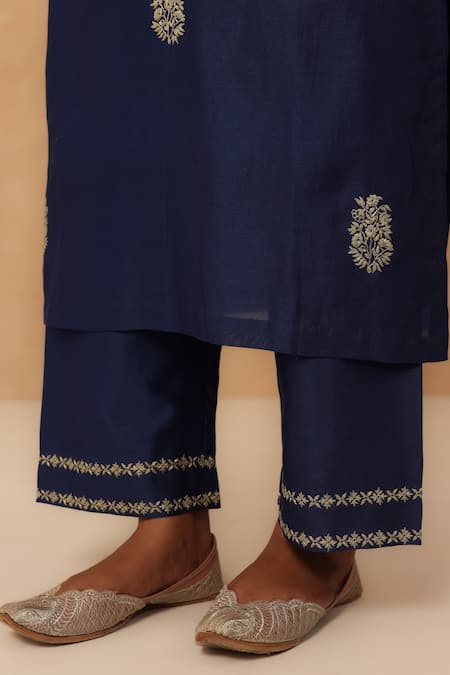 Charu Makkar_Navy Silk, Chanderi Embroidery Split V-neck Blue Kurta Pant Set _at_Aza_Fashions