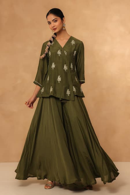 Charu Makkar_Olive Green Muslin Embroidery V-neck Kurta And Flared Pant Set _at_Aza_Fashions