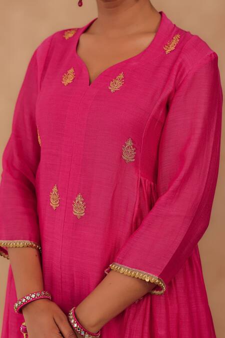 Charu Makkar_Red Chanderi Embroidery V-neck Rani Kurta And Pant Set _Online_at_Aza_Fashions