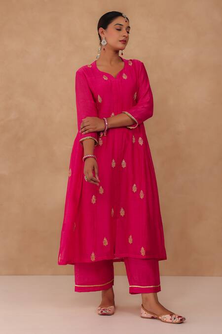 Charu Makkar_Red Chanderi Embroidery V-neck Rani Kurta And Pant Set _at_Aza_Fashions