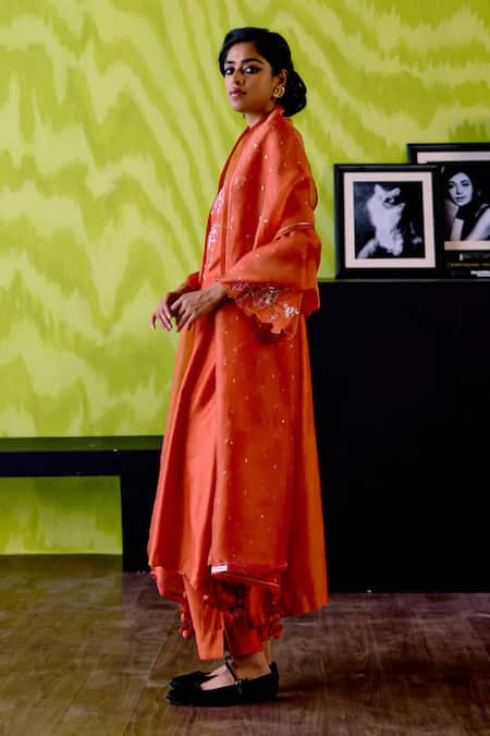 Deep Thee_Rust Chanderi, Organza Applique, Sequins V-neck Orange A-line Kurta Set _Online_at_Aza_Fashions