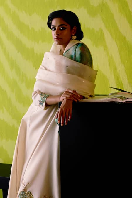 Deep Thee_Ivory Chanderi, Organza Zari, Cut Work, Tassels Round Floral Appliqued Kurta Set _Online_at_Aza_Fashions